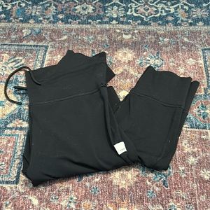 Vuori everyday leggings in size small. Black